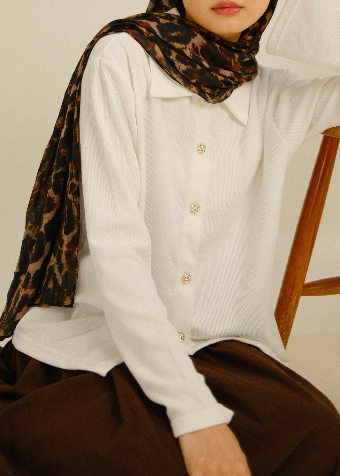 V-Hem Button Shirt (White)