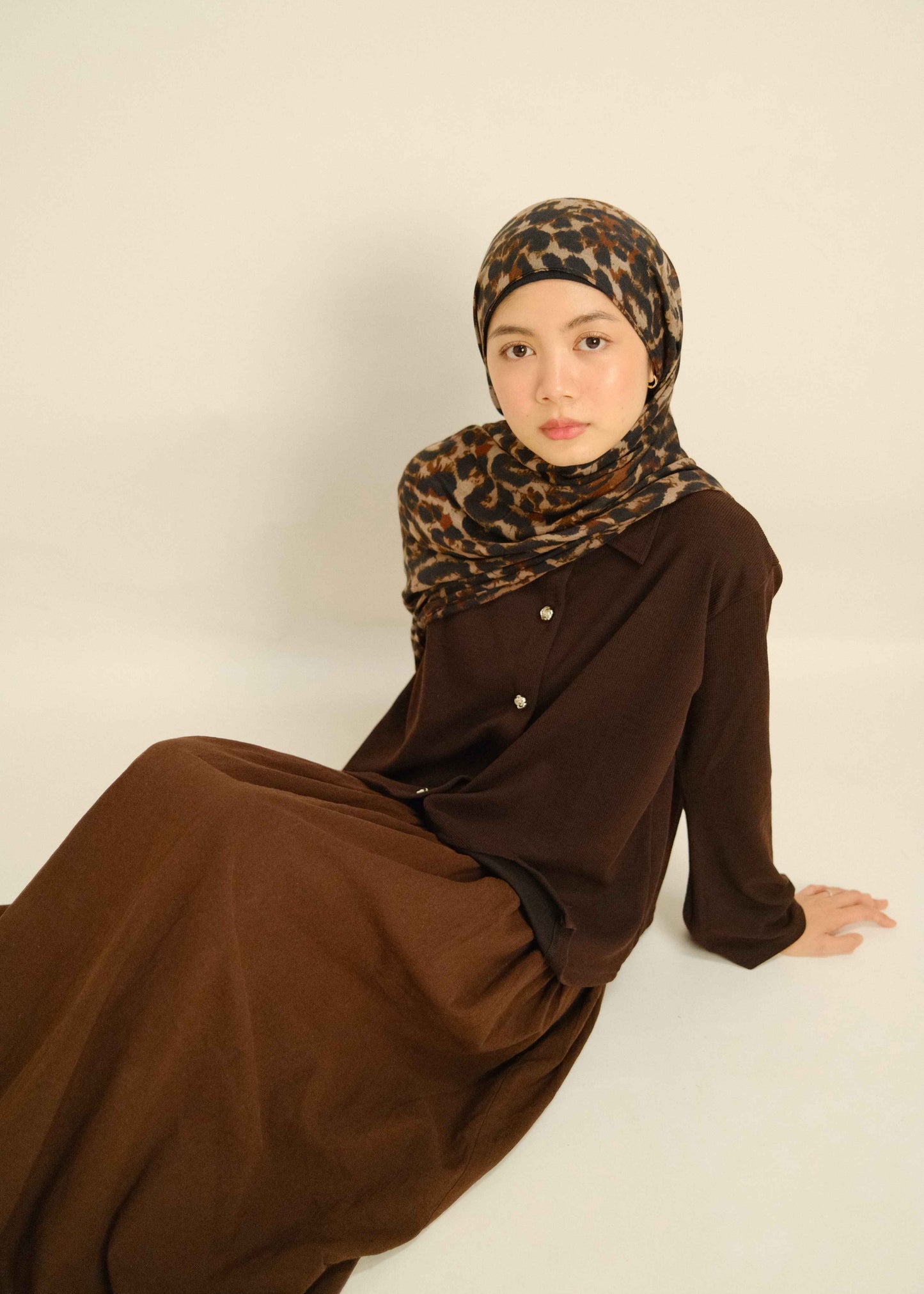 V-Hem Button Shirt (Brown)