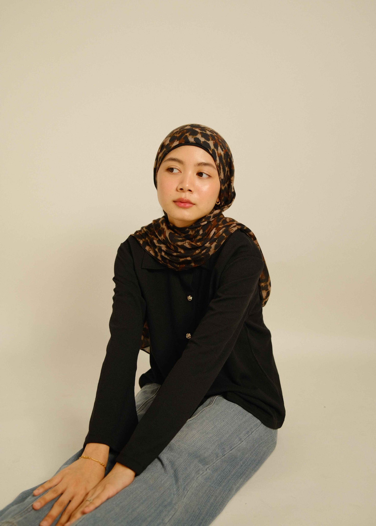 V-Hem Button Shirt (Black)