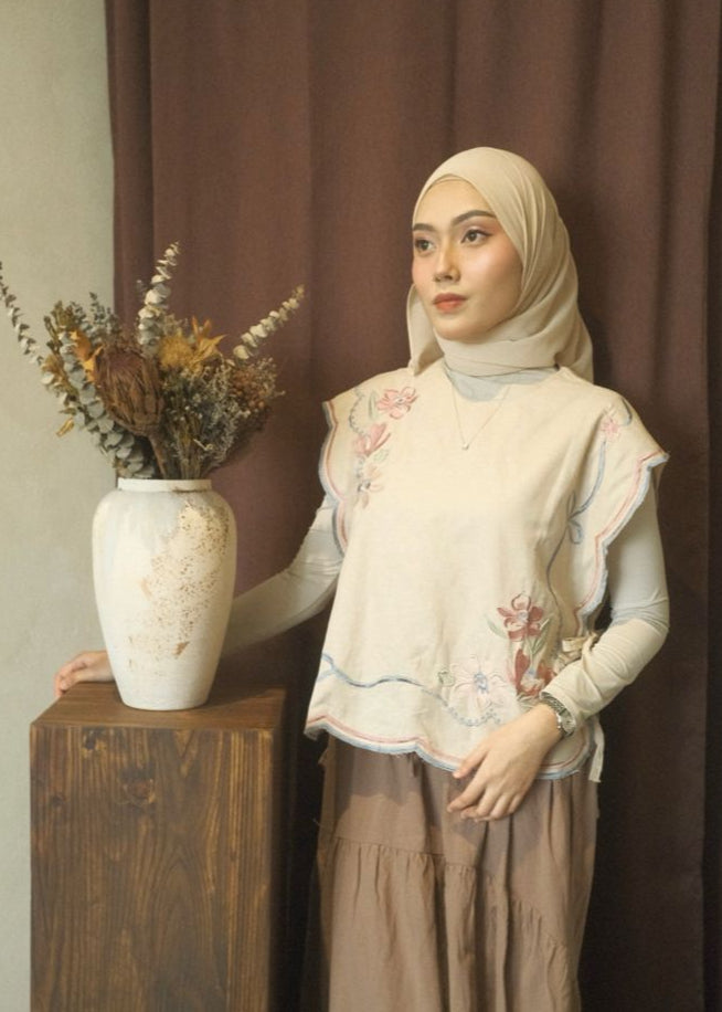 Scallop Embroidered Vest (Beige)