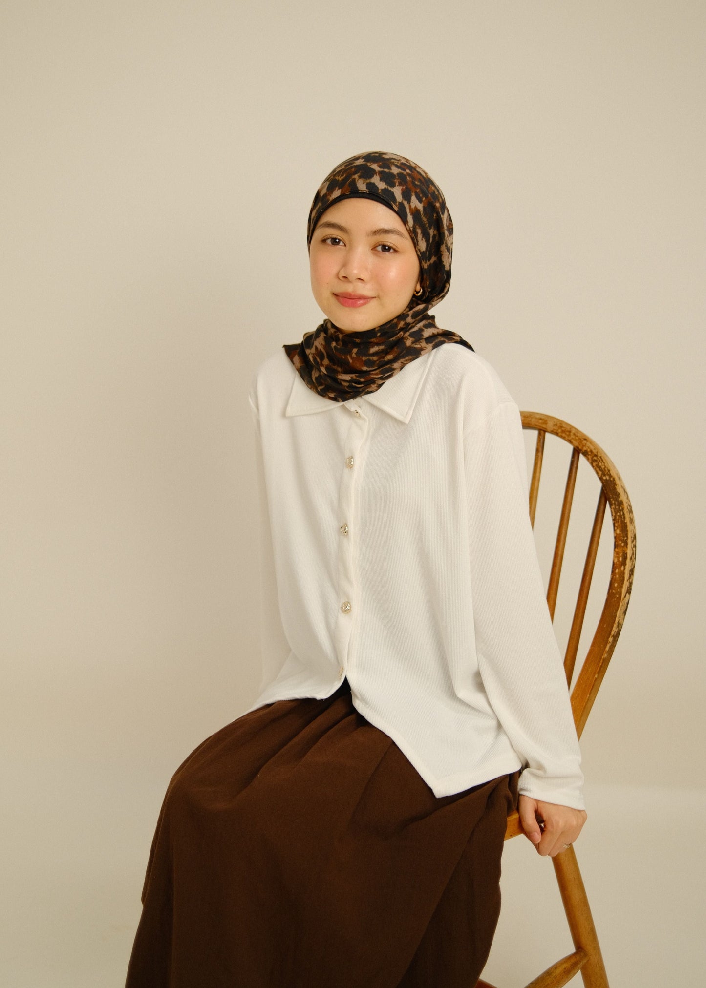 V-Hem Button Shirt (White)