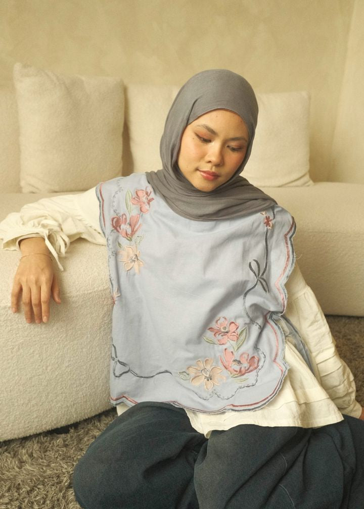 Scallop Embroidered Vest (Blue)