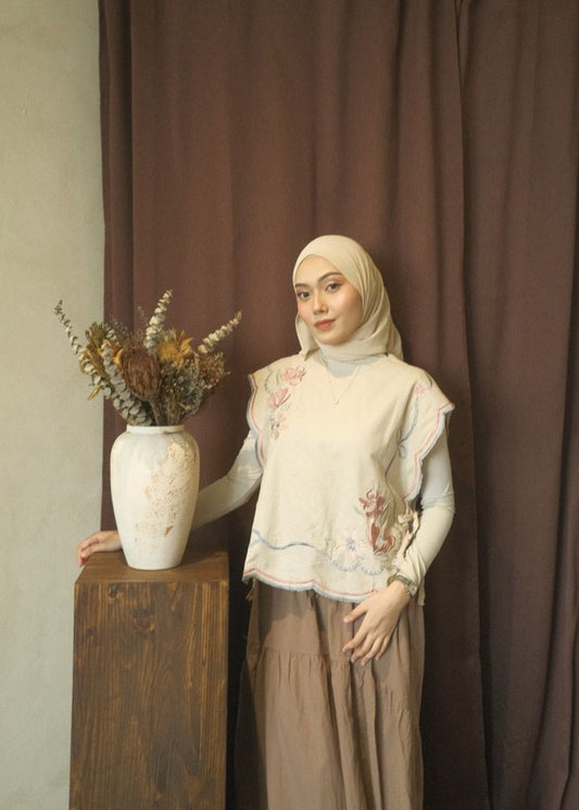 Scallop Embroidered Vest (Beige)